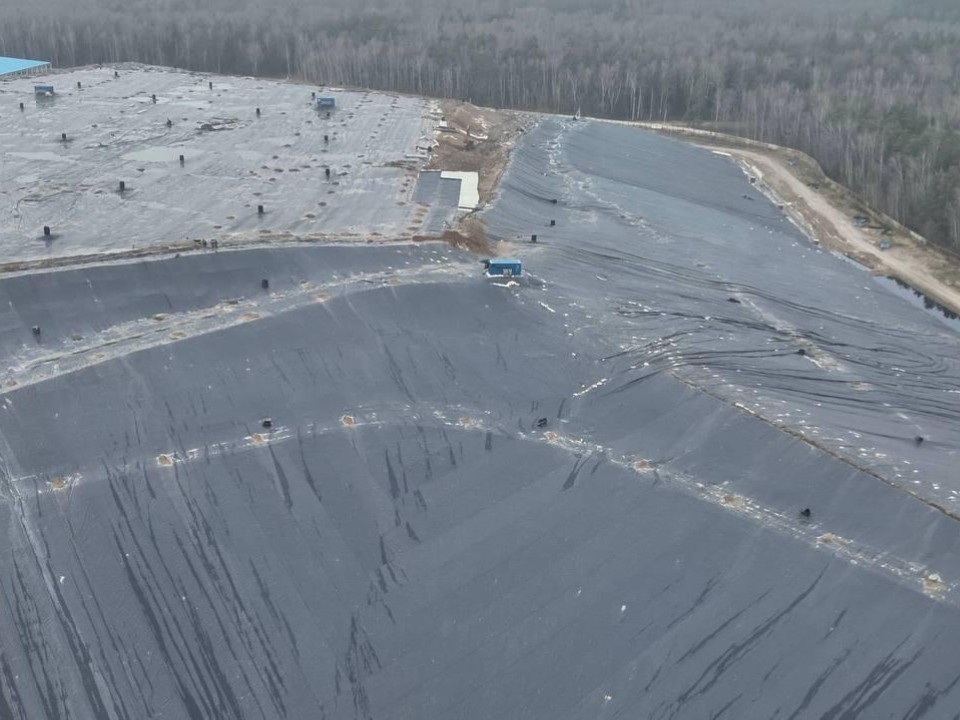 «Одеяло» с десятки футбольных полей: для чего полигон КПО «Восток» накрыли геомембраной и как это скажется на экологии