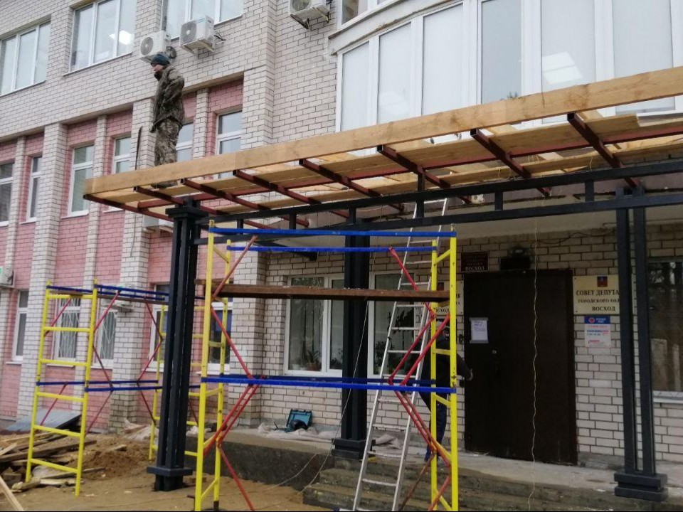 Новый козырек и безопасный вход: работы по обновлению здания администрации Восхода почти закончены