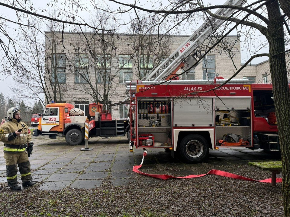 Спасение через окно: как пожарные Оболенска обыграли условный пожар в школе