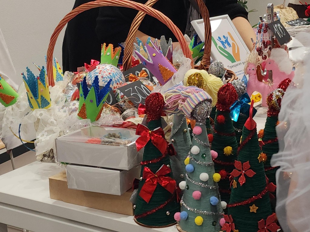 Блины, спектакли и хендмейд: в школе Черноголовки устроили праздник добра и благотворительности