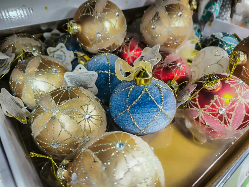 Новогодние украшения могут вызвать аллергию: советы опытного врача