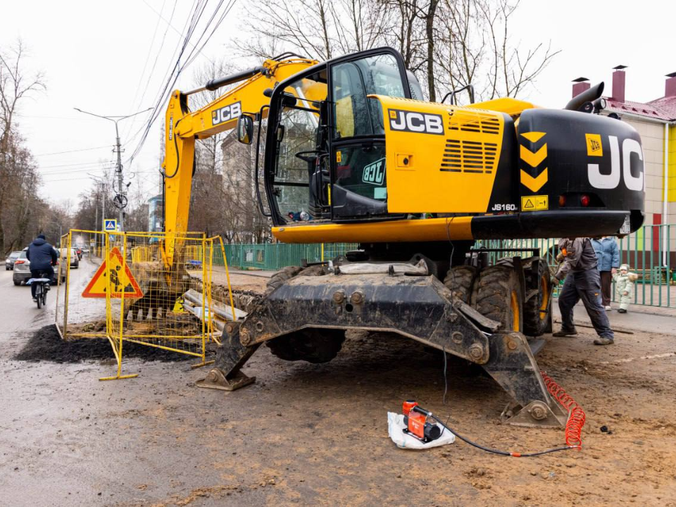 Стало известно, когда завершат монтаж теплосети у поликлиники на улице Победы
