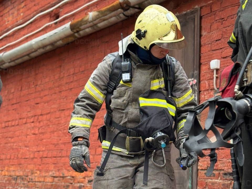 Огонь потушен: пожарные ликвидировали возгорание бытовок в центре Москвы