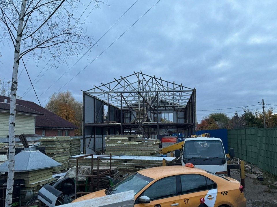 Опасное здание снесли в зоне линий электропередач в Болтино