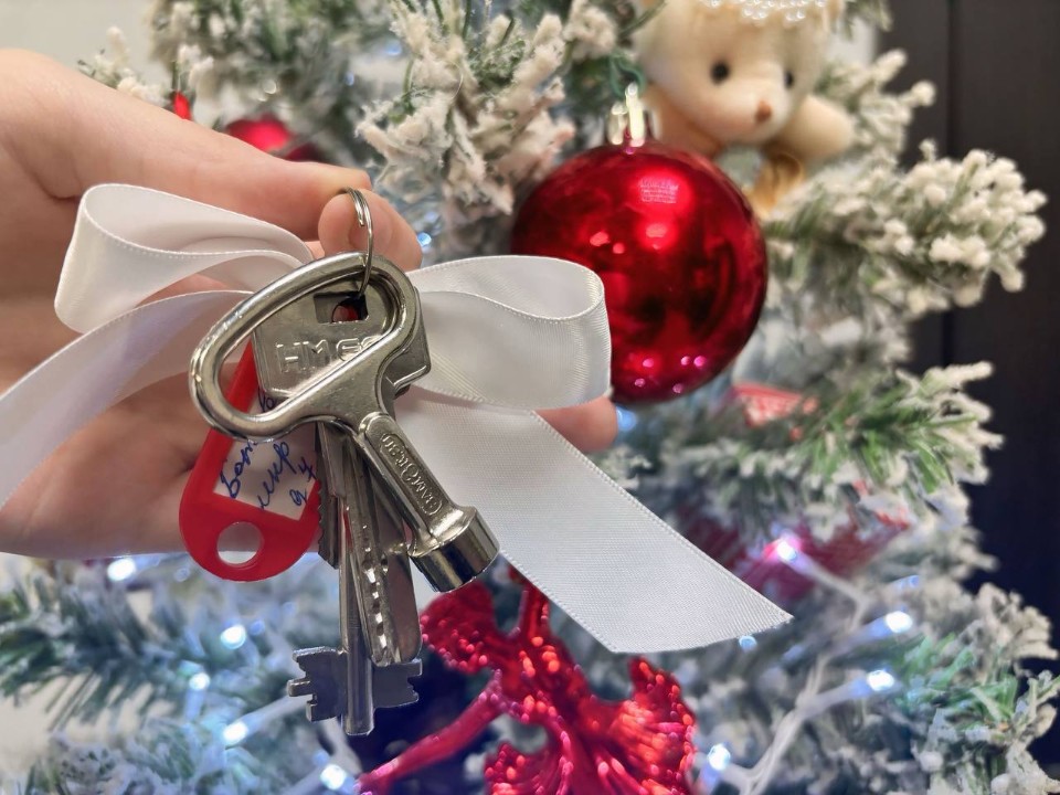 Ключи от квартиры получила в подарок к Новому году сирота из Волоколамска