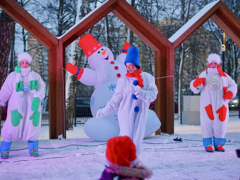 Дед Мороз, танцы и огненное шоу: праздник «Новый год под шубой» собрал гостей