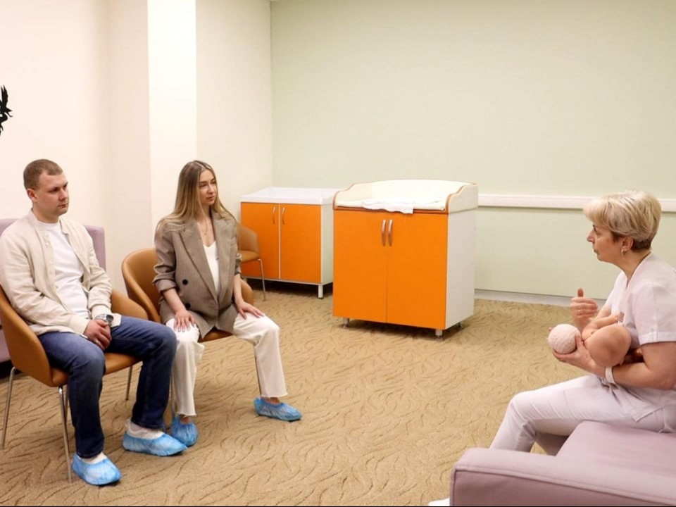 Не просто родить, а научиться кормить: зачем в подмосковных роддомах открыли «лактационные академии»