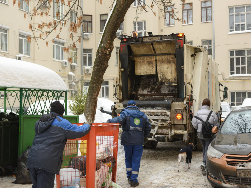 В округе эвакуировали 13 машин за парковку у контейнерных баков