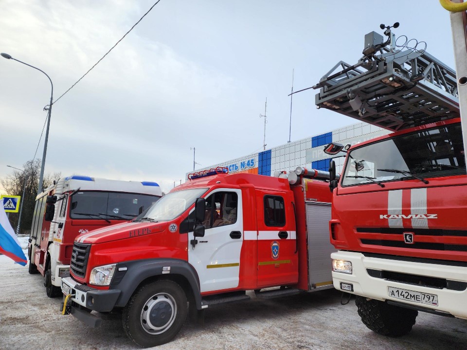 Триколор на фоне пожарных машин: электростальцы провели флешмоб к 35-летию МЧС