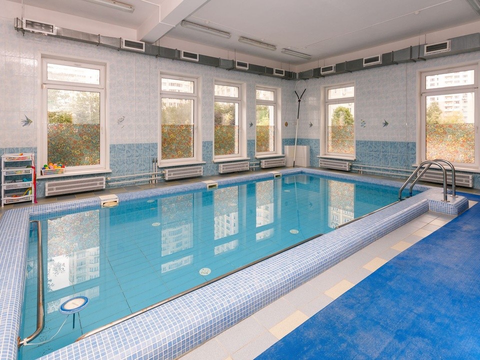 Трос раскроил ногу до мяса: мужчина попал в бассейн из фильмов ужасов в Москве