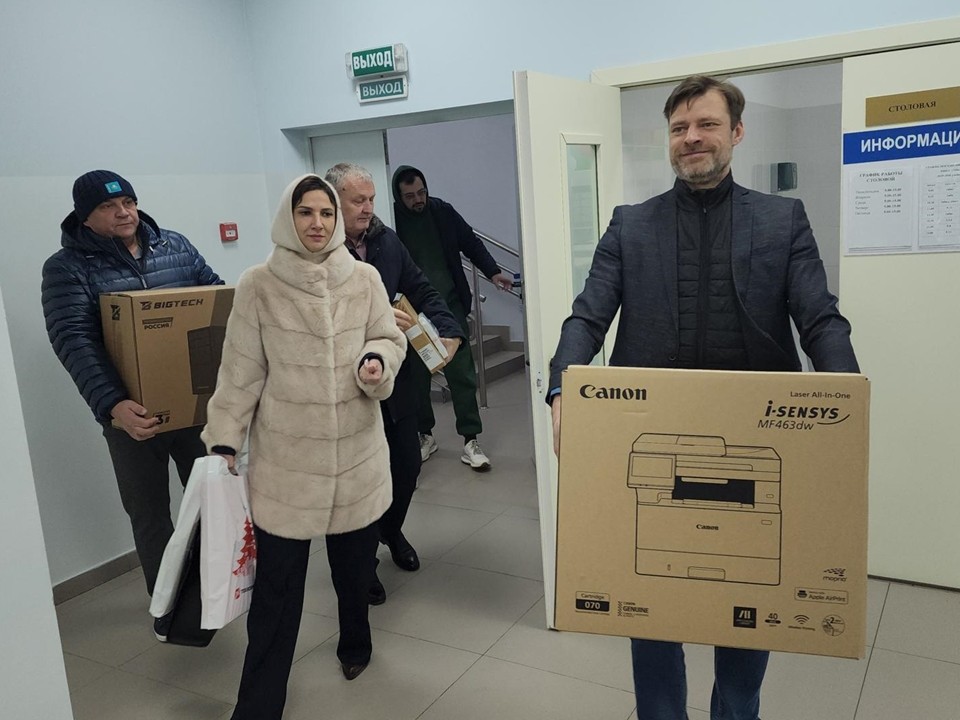 Завод подарил школе в Серпухове оргтехнику и сертификаты за новогодние сказки в классах