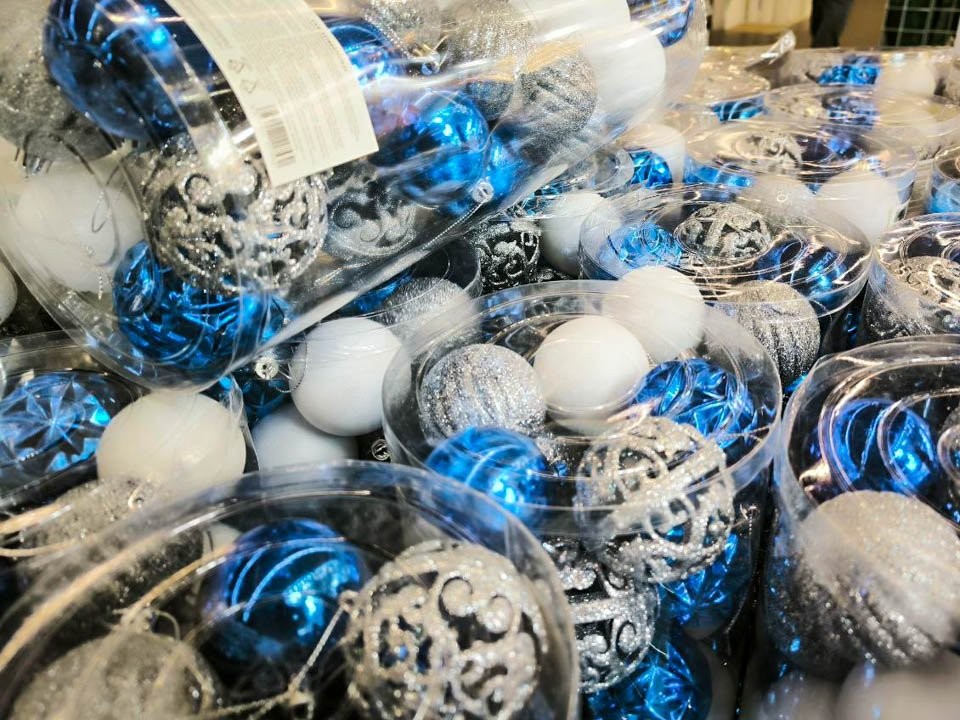 Только два цвета: раскрыто, как стильно украсить новогоднюю елку за один вечер