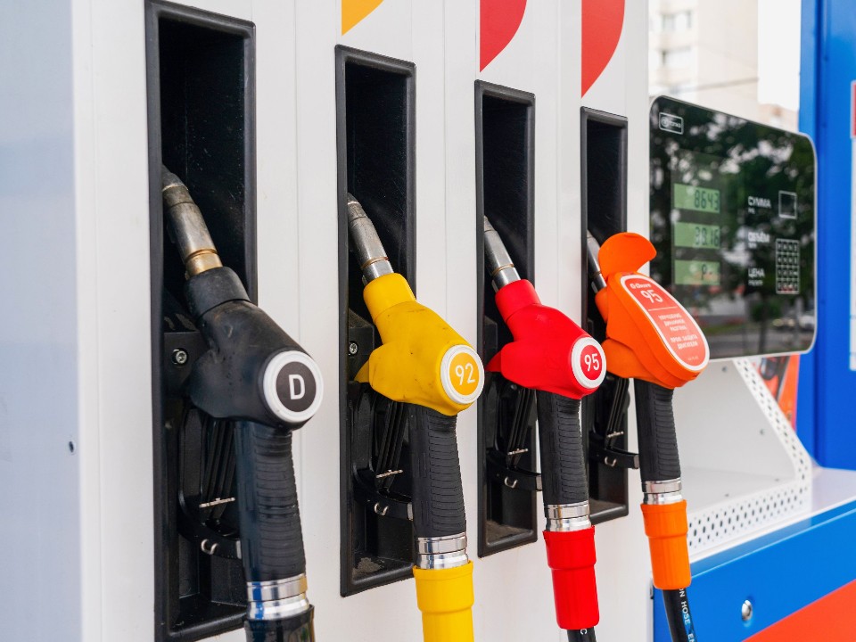 Риск возгорания на ходу: почему нельзя игнорировать запах бензина в машине