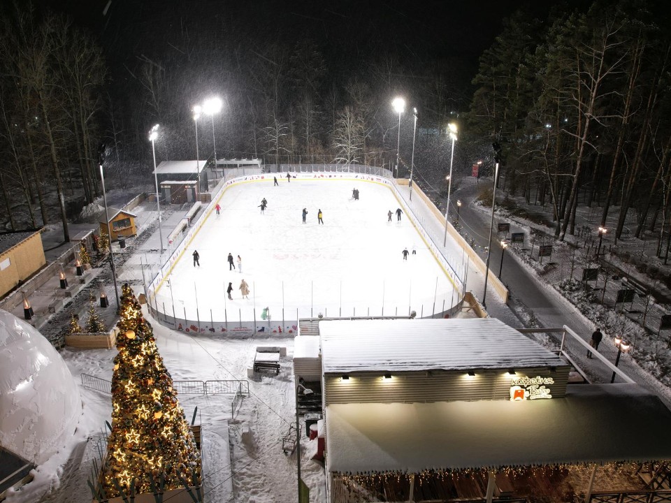 До 100 человек на льду: жителей Одинцова позвали на каток в парке