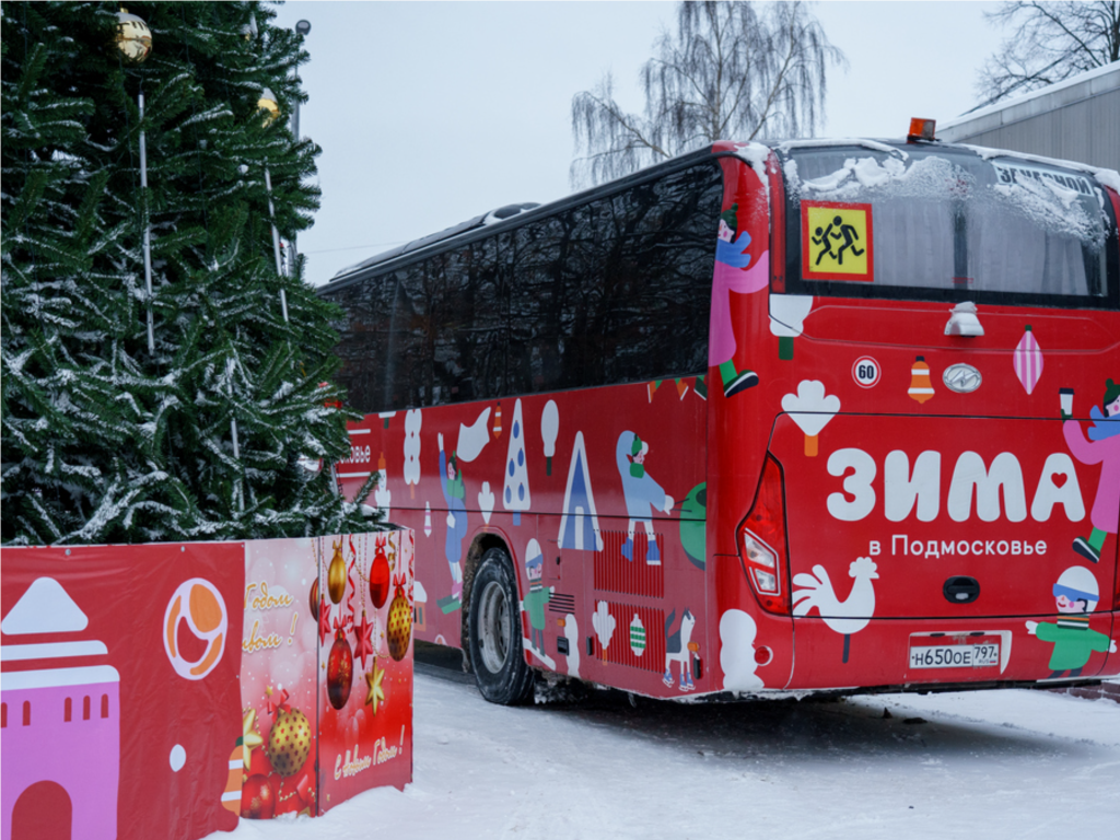 Как праздничный лимузин: водитель автобуса в Мытищах самостоятельно украсил салон к Новому году