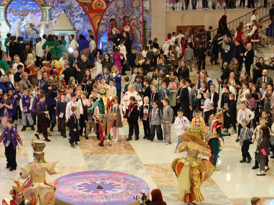 Секрет счастливых глаз: как подмосковные студенты создавали незабываемую сказку для детей на главной елке страны