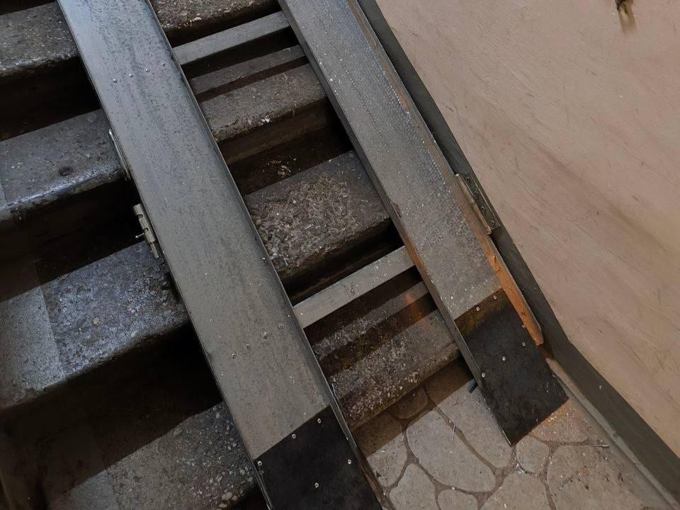 Доступная среда в действии: в Королеве появился новый пандус в доме на Карла Маркса