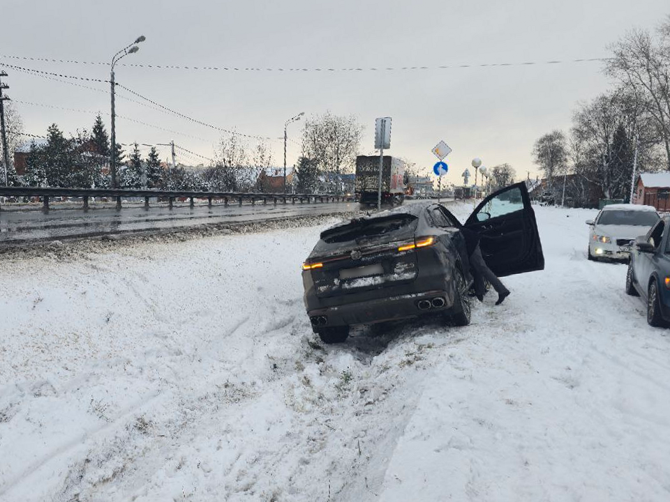 Иномарку занесло: врачи оказали помощь женщине, которая в Луховицах попала в ДТП