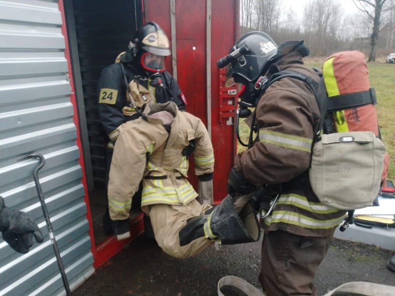 В полной темноте и без воздуха: как подмосковные пожарные тренируются спасать людей, когда не видно даже своих рук