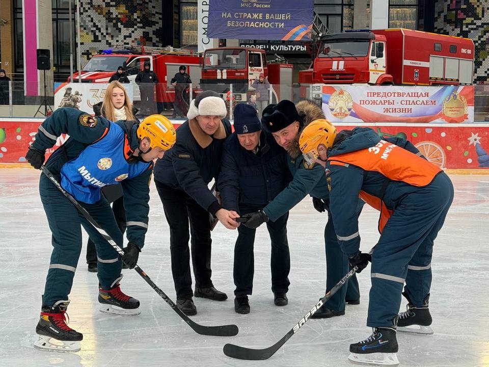 На льду победили «Седые быки»: как в городе отпраздновали 35-летие создания МЧС России