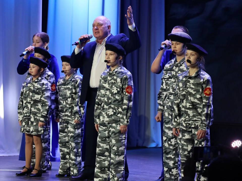 Море новогодних посылок и писем бойцам СВО собрали на благотворительном концерте