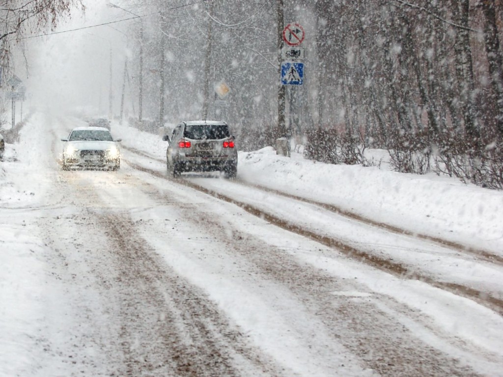 Можайск укрыло первым снегом: дорожники вышли на уборку