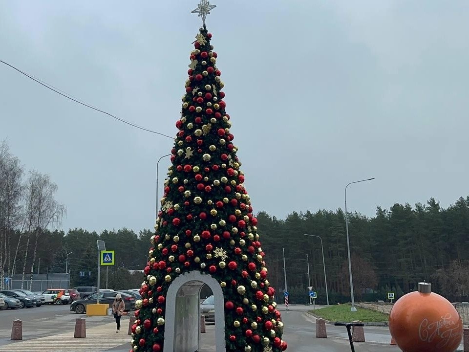 Город засиял: Домодедово включает праздник раньше снега