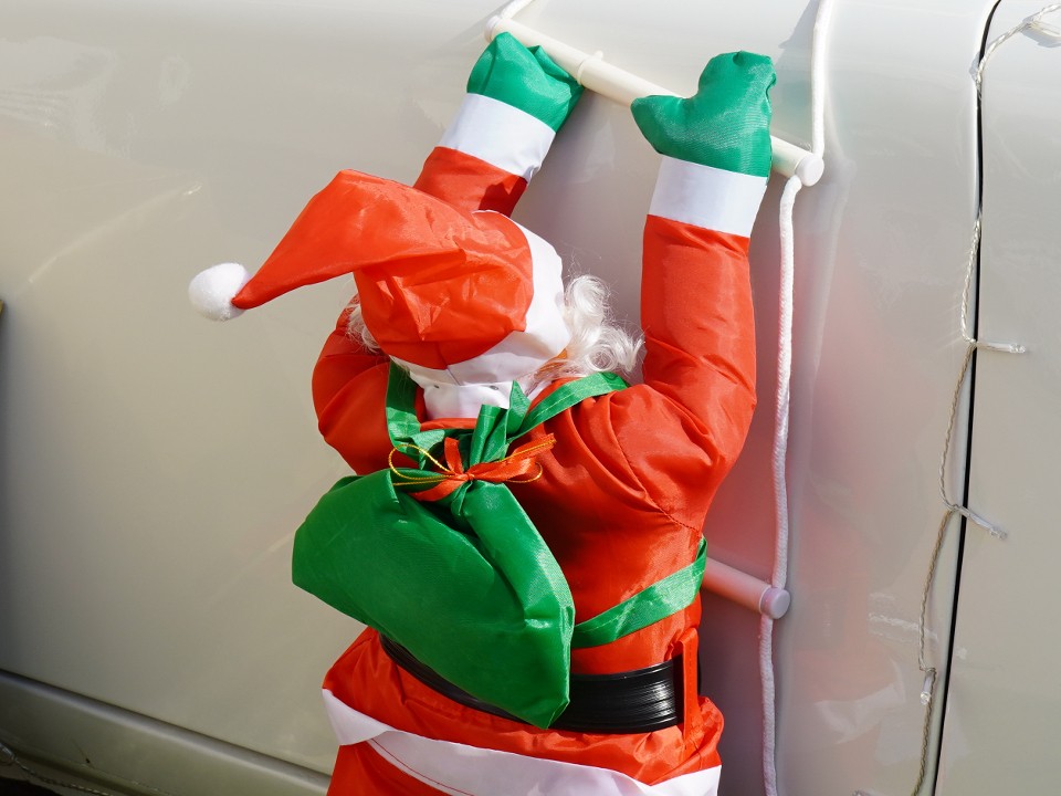 Дед Мороз-зацепер пересел с оленей на внедорожник в Балашихе