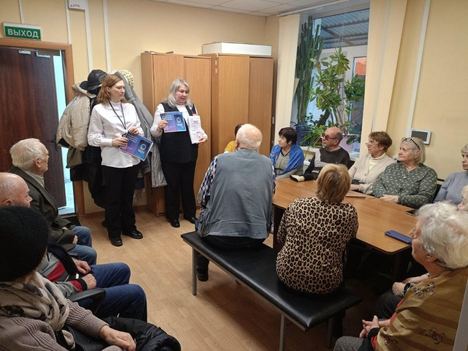 В Раменском прошел урок цифровой грамотности: участникам Активного долголетия рассказали о приложении MAX и защите от мошенников