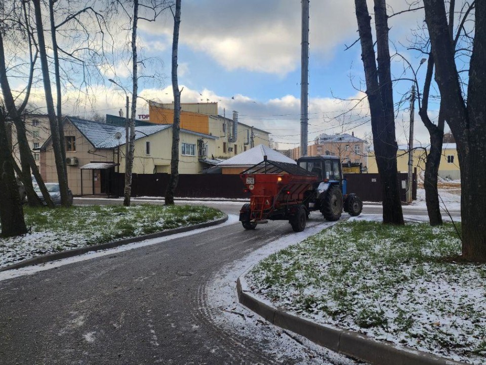 На борьбу с гололедом в Солнечногорске вышли десятки единиц техники