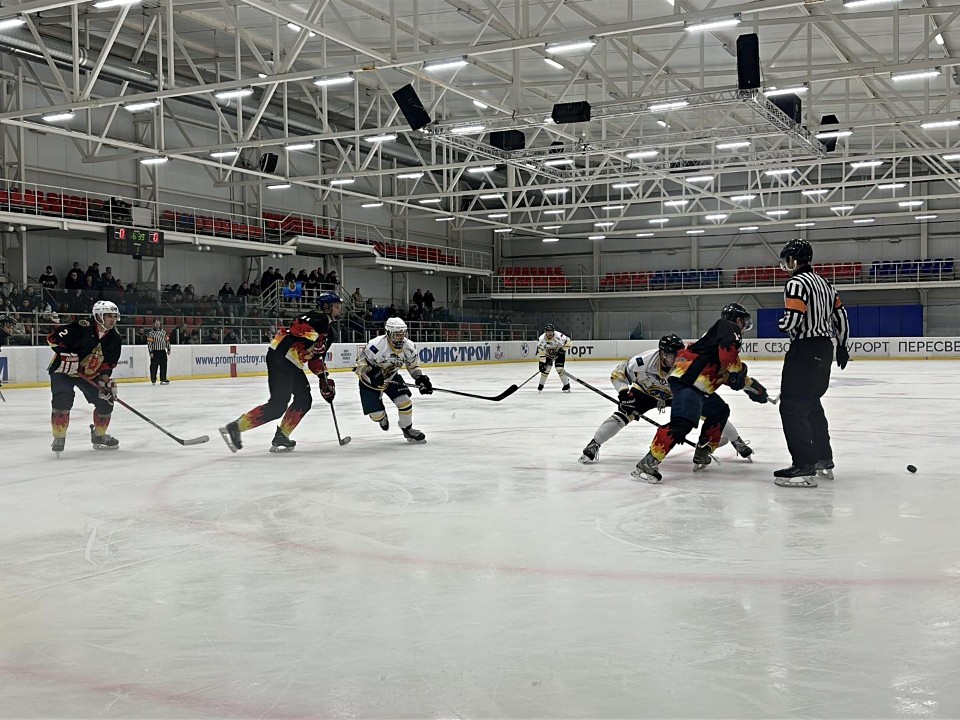 Спасатели взяли клюшки и зажгли на льду: как прошел хоккейный баттл МЧС в Сергиевом Посаде
