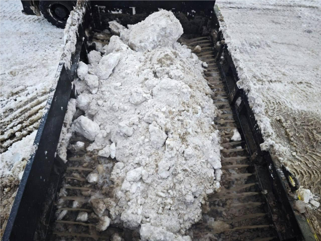 Склад Деда Мороза: куда в Подмосковье исчезают с улиц сугробы