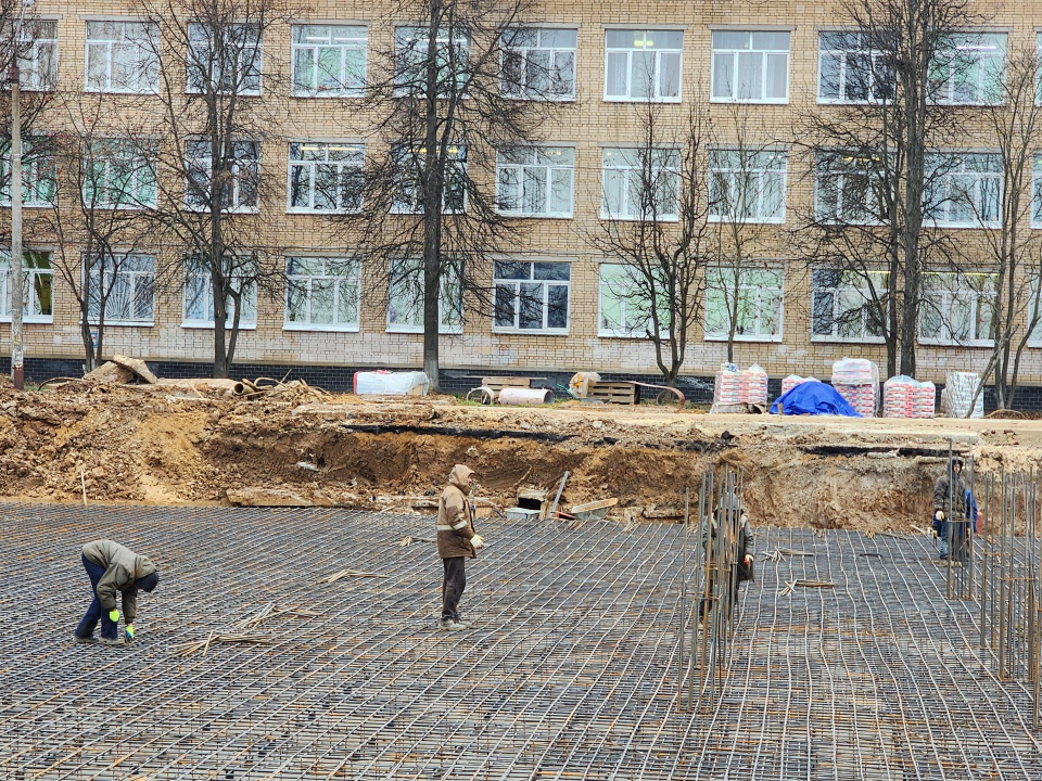 Начало положено: рабочие делают каркас фундамента для пристройки к гимназии в Чехове