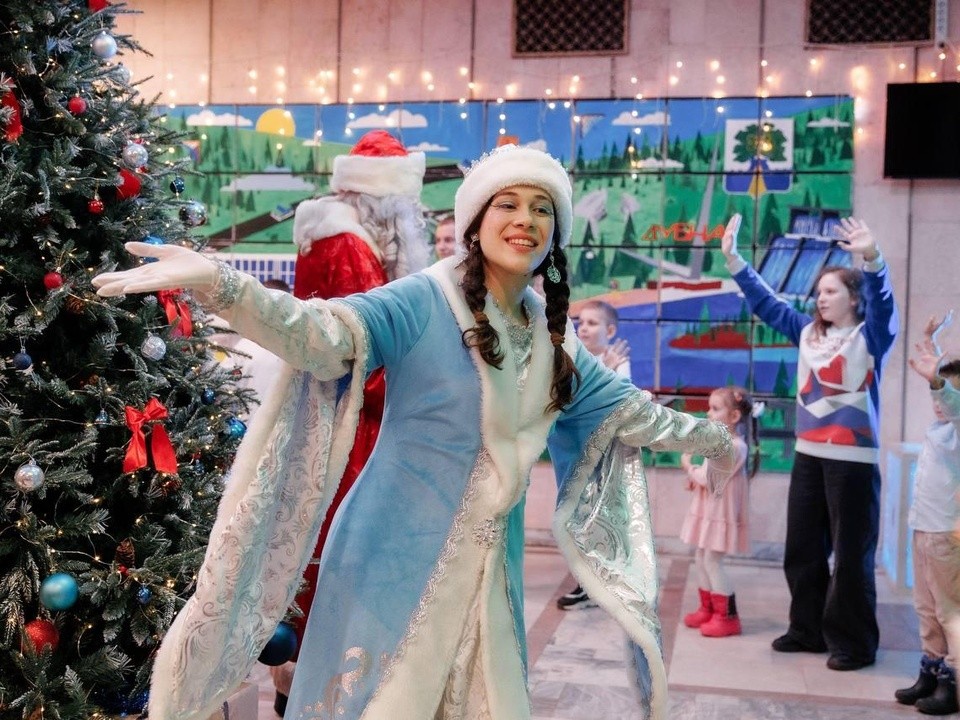 Пряники и хороводы: чем запомнилась предновогодняя встреча детям участников СВО