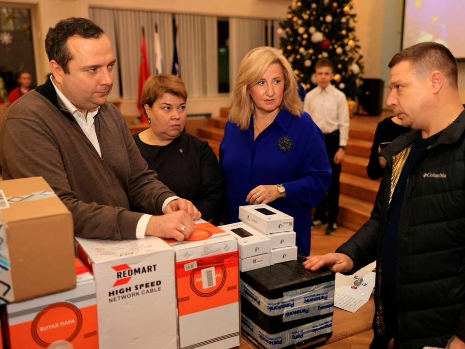 Новогодние посылки бойцам СВО собрали в гимназии Королева