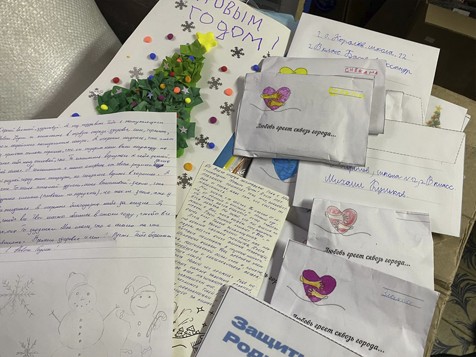 Жители, школьники и депутаты собрали новогодние подарки для бойцов СВО