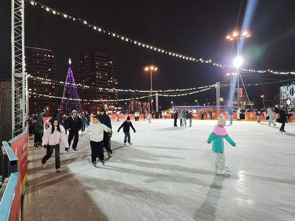 Катайтесь с удовольствием: на Советской площади в Чехове открыли каток