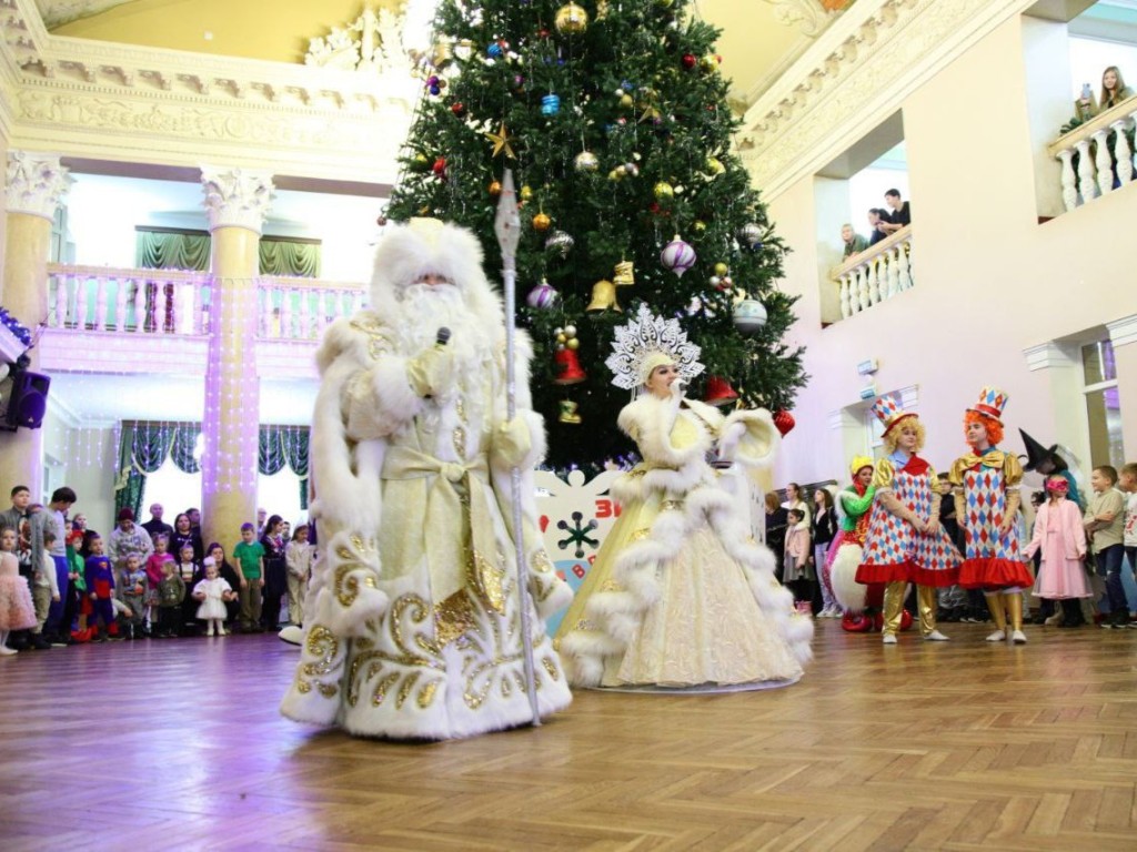 Дед Мороз и Снегурочка подарили праздничную сказку детям военнослужащих в Воскресенске