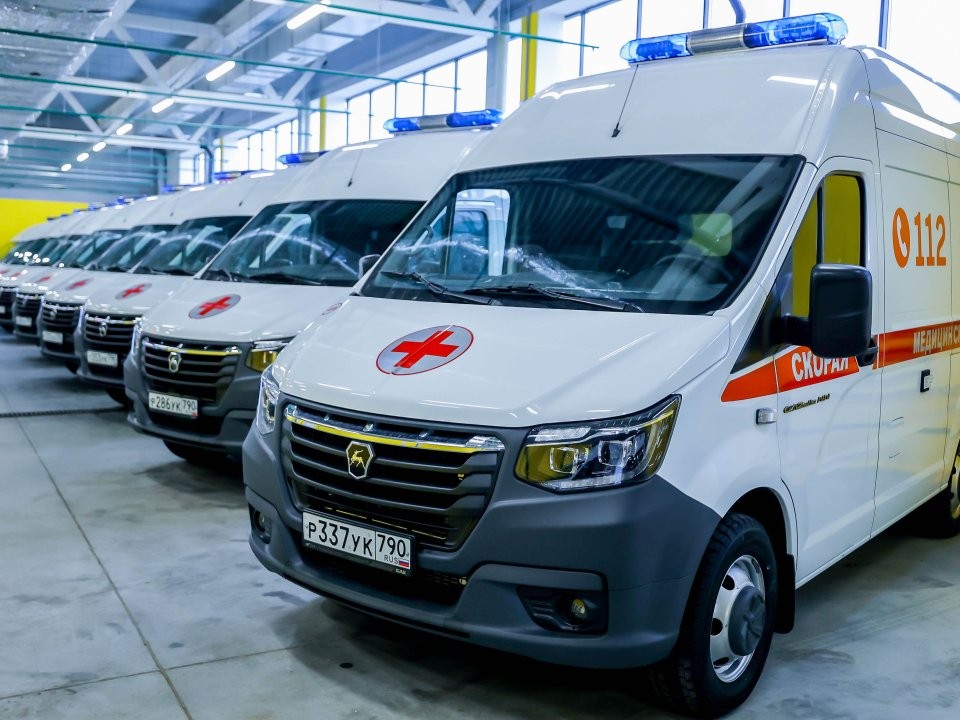 Новые колеса для скорой: кто и зачем передал новые шины госпиталю Вишневского