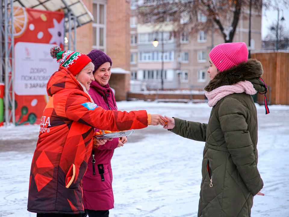 Гостям парка в Зарайске бесплатно раздали мандарины