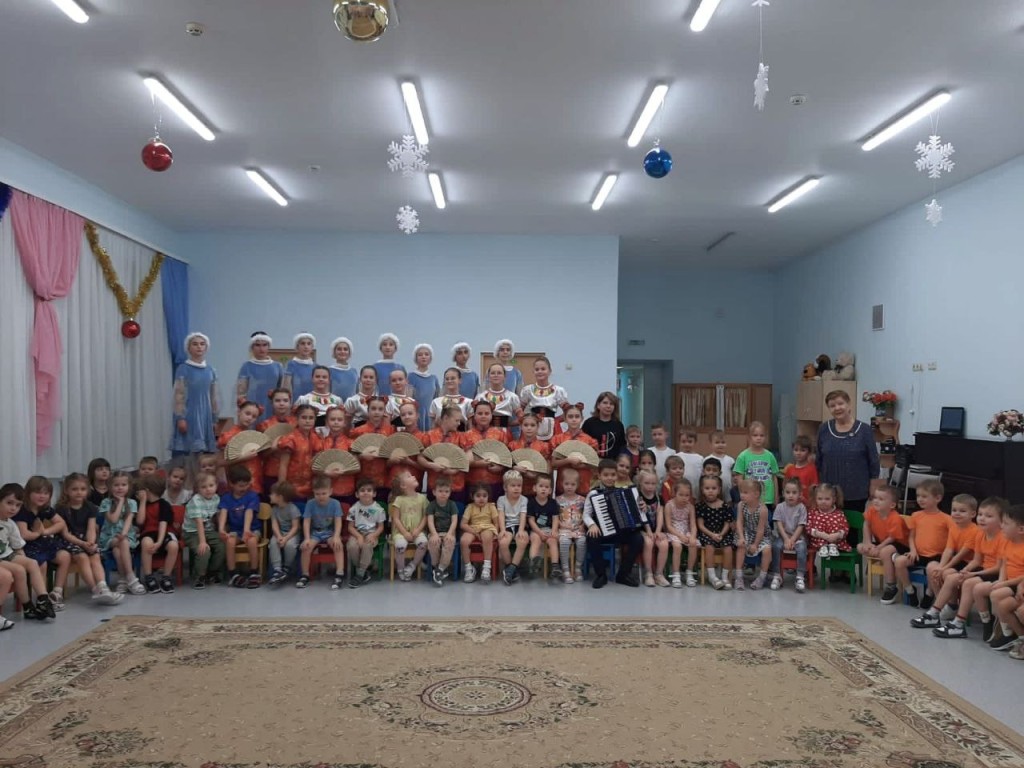 Артисты школы им. Е.П.Макуренковой зарядили новогодним настроением детский сад