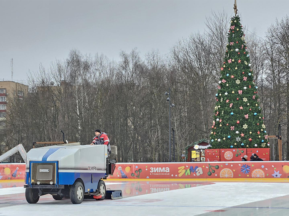 Как в Центральном парке поддерживают идеальный лед: закулисье работы ледового комбайна