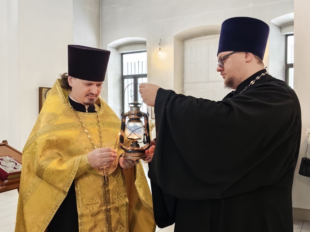 Рождественская традиция: в Знаменский храм привезли Вифлеемский огонь