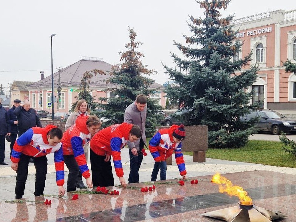 Цветы к Вечному огню возложили на главной площади Бронниц в честь Дня героев Отечества