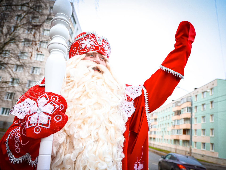 На улицах Подольска Дед Мороз тормозит машины и дарит водителям подарки