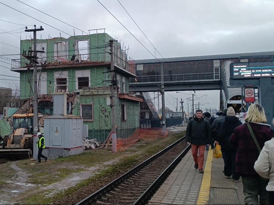 На станции МЦД-1 «Лобня» начали разбирать старое здание управления РЖД