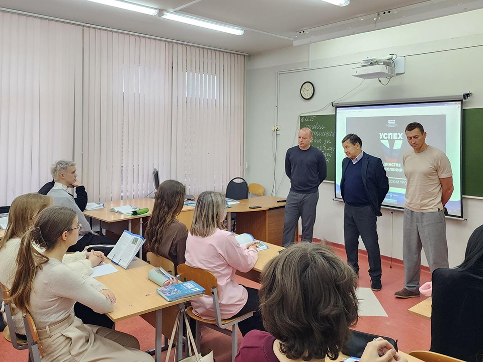 «Живем во время героев»: прославленный лыжник провел урок истории для школьников