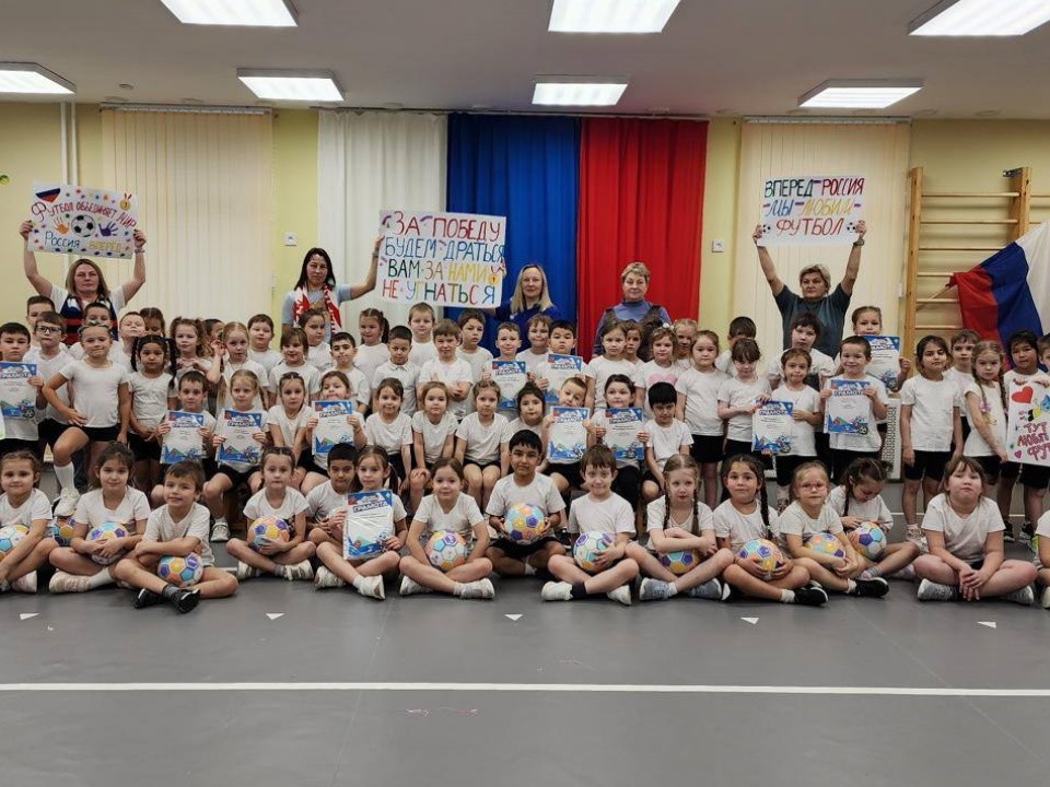 Танцы, кричалки и футбол: как прошел «День болельщика» в «Солнышке»