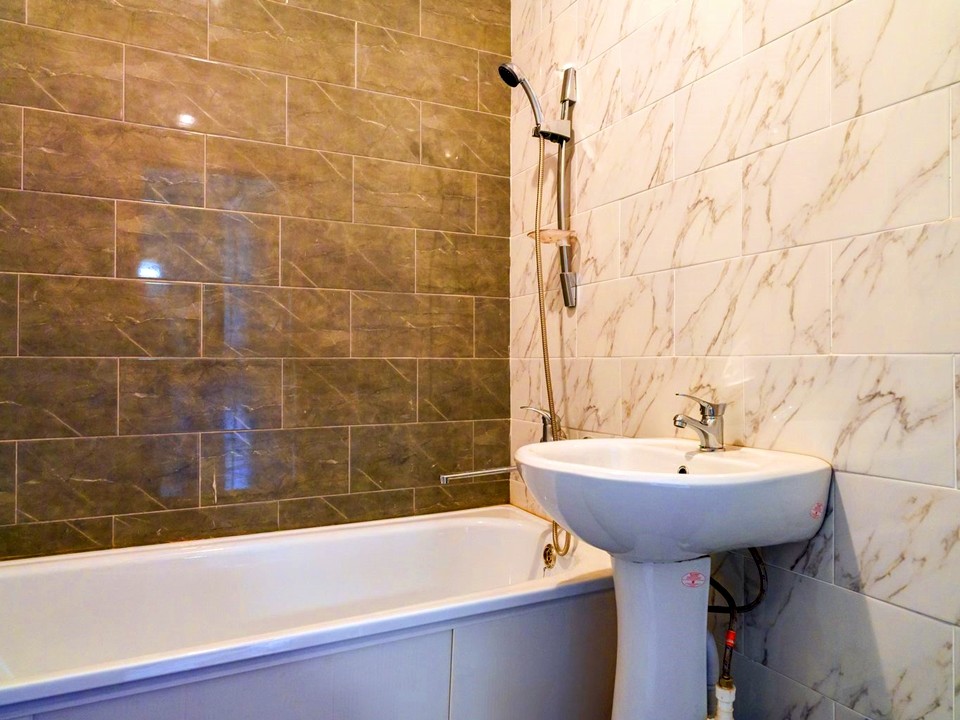 «Муж на час» рекомендует: как вернуть кафелю первозданный блеск без дорогостоящей химии