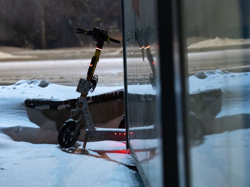 «Внуки подарили»: несущуюся на самокате по трассе бабулю сняли на видео в Наро-Фоминске